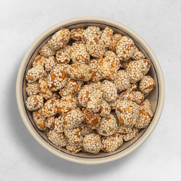 Erdnüsse mit Sesam karamellisiert orientalischer Snack süß knackig geröstete Nüsse Spezialität aus Wien
