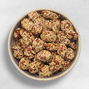 Mandeln mit Sesam süßer Snack geröstete Nüsse knusprig karamellisiert vegane Süßigkeit proteinreich aus Wien