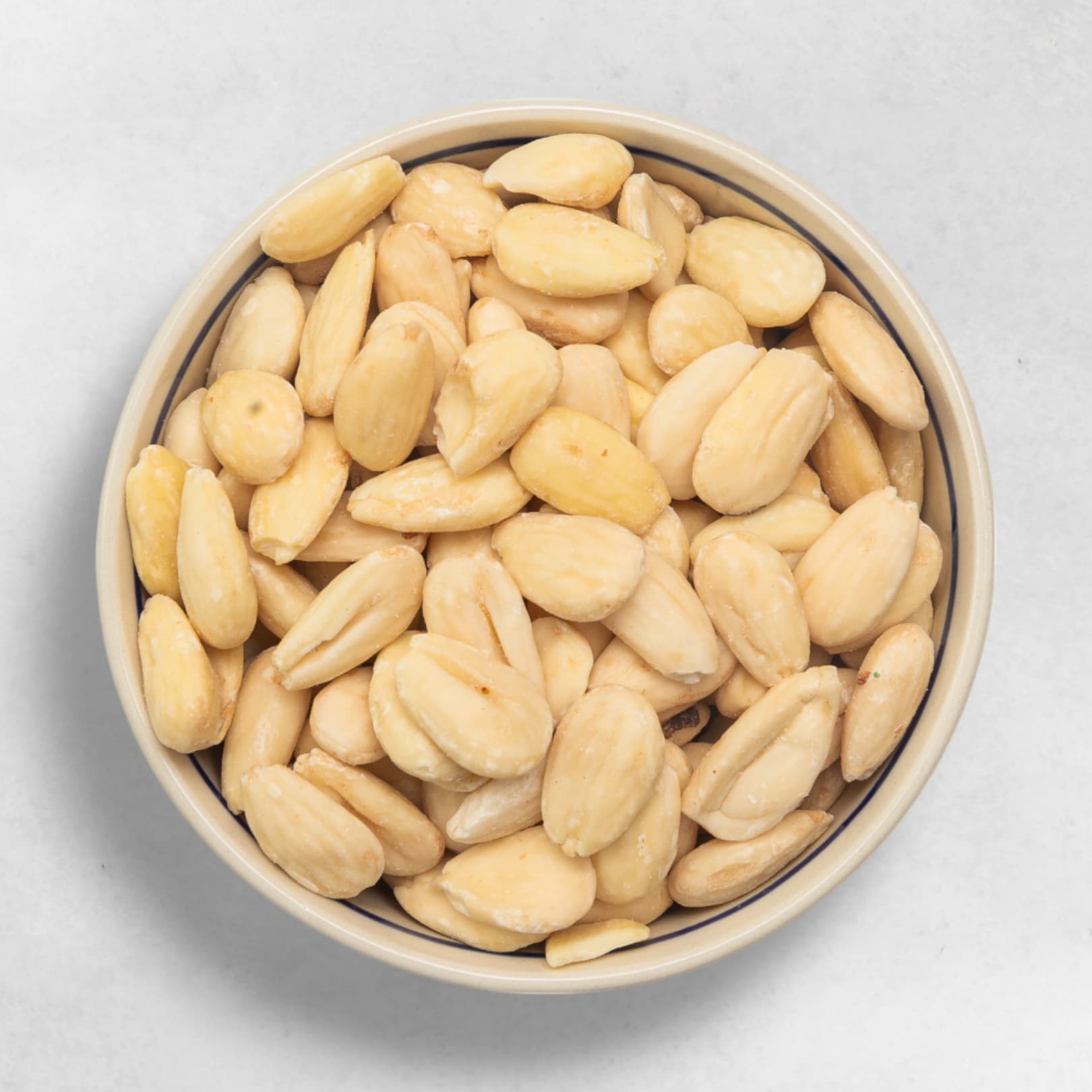 Bio blanchierte Mandeln – helle, naturbelassene Nüsse aus Wien direkt vom Naschmarkt, reich an Protein und ideal für gesunde Ernährung