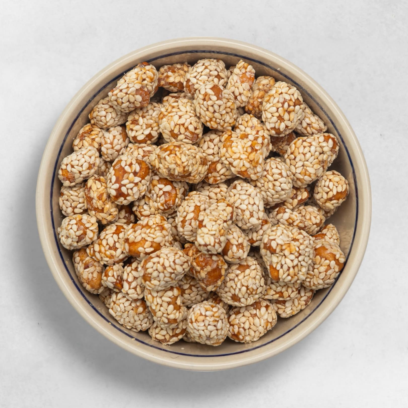 Erdnüsse mit Sesam karamellisiert orientalischer Snack süß knackig geröstete Nüsse Spezialität aus Wien