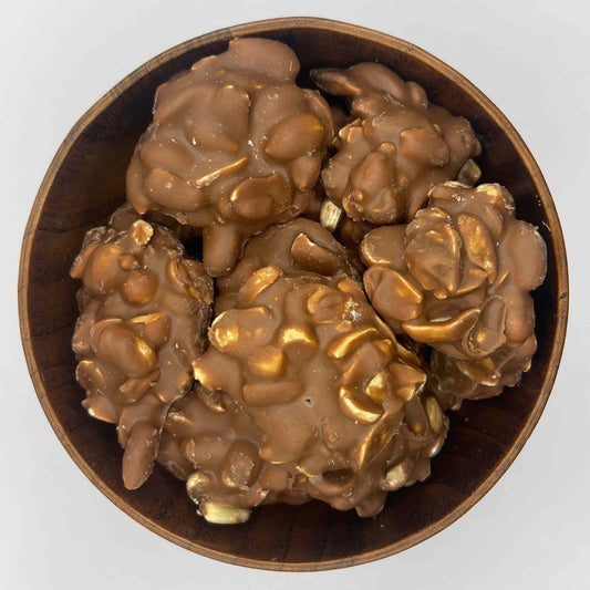 Erdnussklumpen Vollmilchschokolade süße Schokonüsse zart knackig handgemacht Schokoladensnack aus Wien