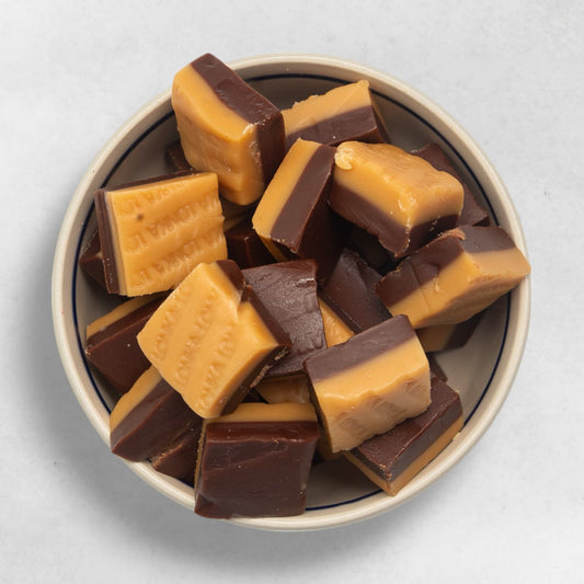 Karamellwürfel mit Schokolade zart cremig Konfekt edle Süßigkeit handgemacht aus Wien Genuss zum Verschenken oder Snacken