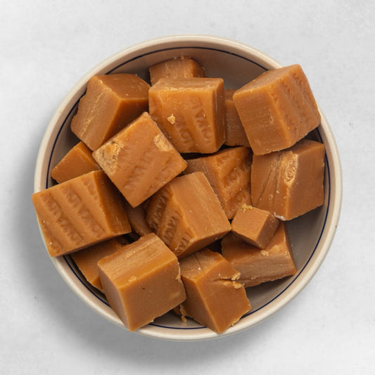 Karamellwürfel weich cremig Konfekt Süßigkeit Karamell Bonbons aus natürlichen Zutaten handgemacht in Wien süße Nascherei zum Verschenken oder Snacken