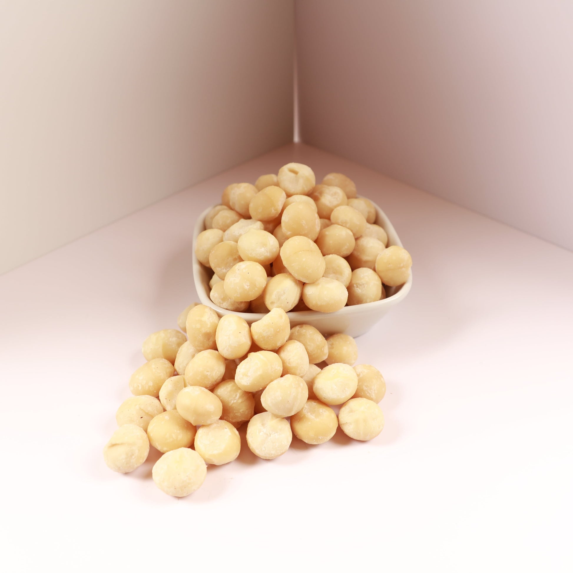 Macadamianüsse naturbelassen – cremig-edler Nussgenuss aus Wien vom Naschmarkt, reich an ungesättigten Fettsäuren und voller Geschmack