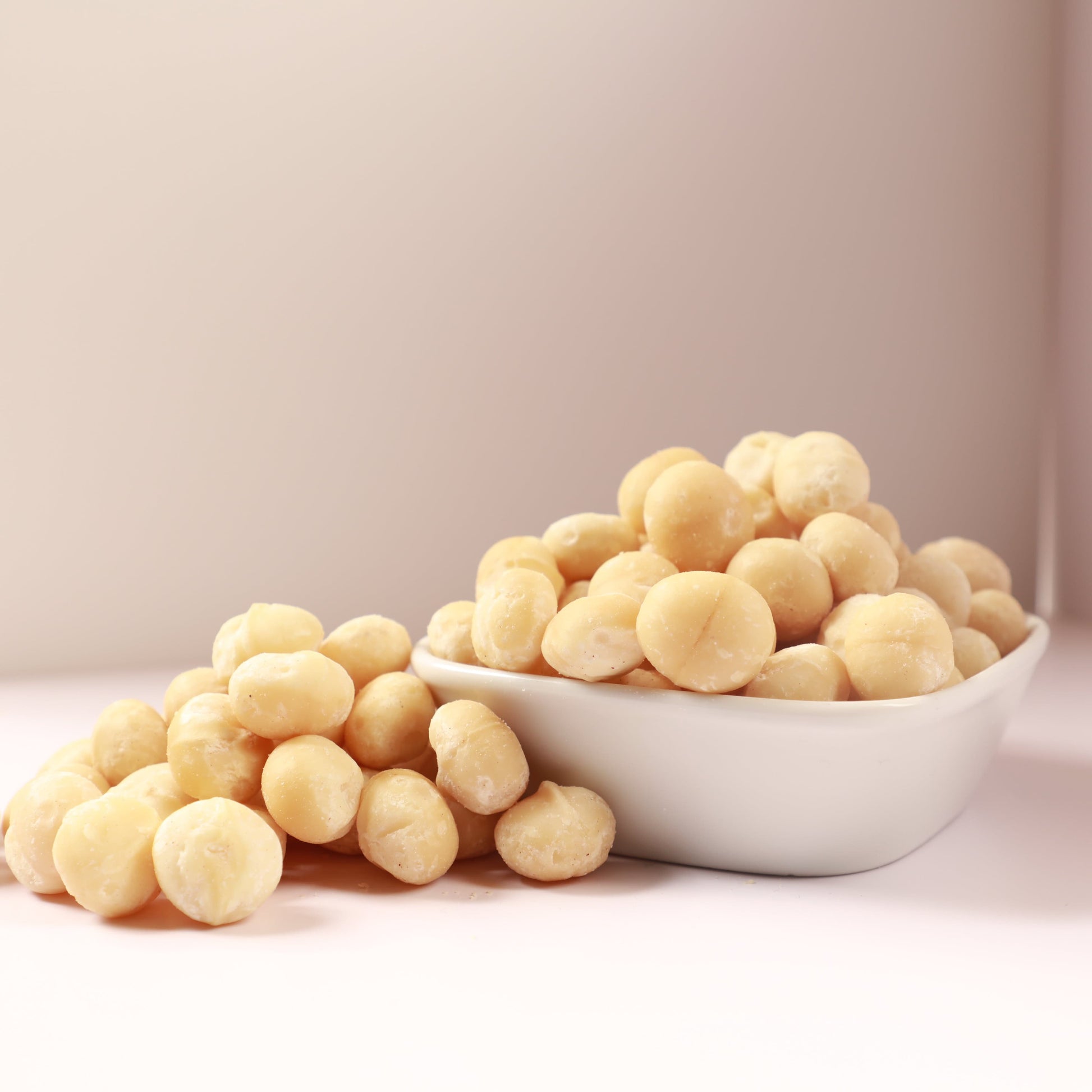 Macadamianüsse naturbelassen – cremig-edler Nussgenuss aus Wien vom Naschmarkt, reich an ungesättigten Fettsäuren und voller Geschmack