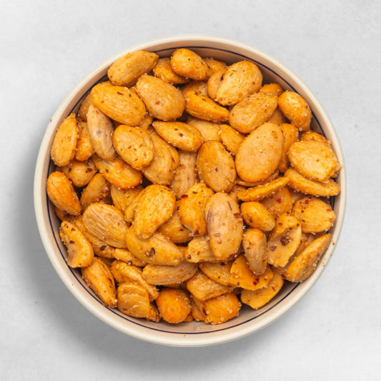 Bio-Chili-Mandeln – scharf und knusprig, direkt vom Wiener Naschmarkt von Mr. Hawramy, idealer Snack für Liebhaber würziger Nüsse