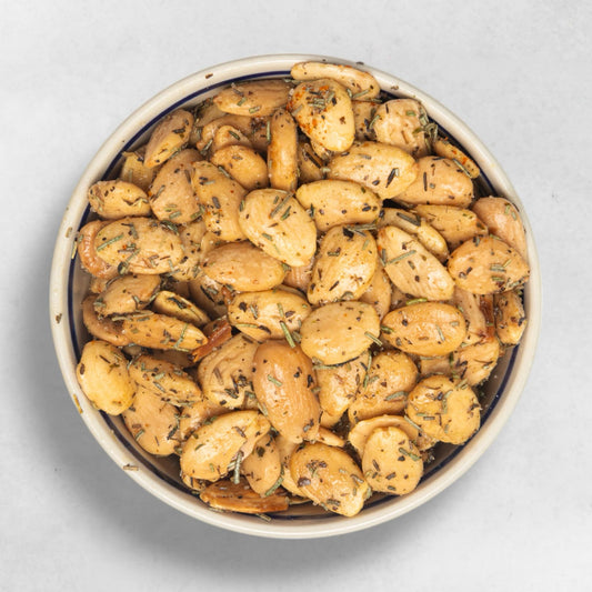 Bio-Mandeln mit Rosmarin – aromatisch gewürzt, aus dem Wiener Naschmarkt von Mr. Hawramy, perfekter Snack für Genießer