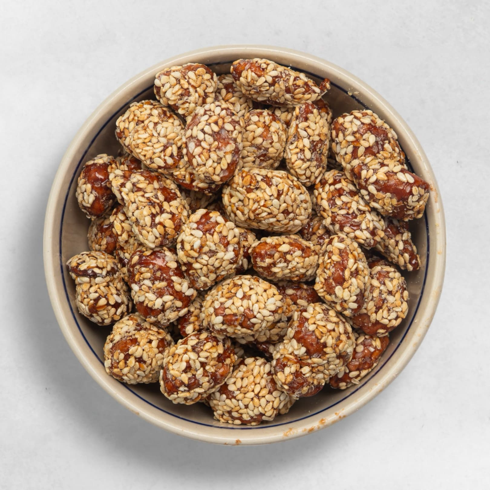 Mandeln mit Sesam süßer Snack geröstete Nüsse knusprig karamellisiert vegane Süßigkeit proteinreich aus Wien