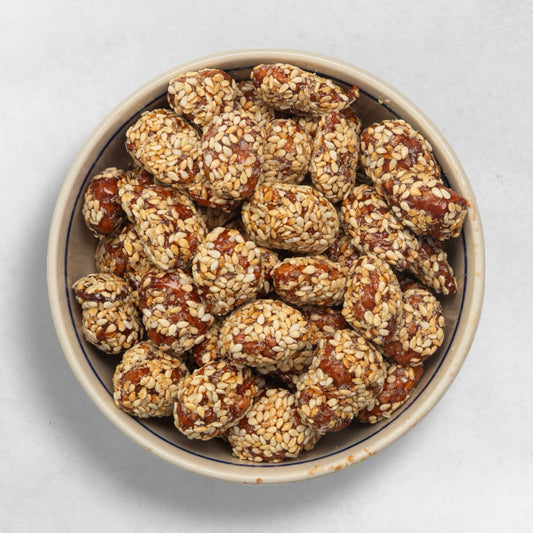 Mandeln mit Sesam süßer Snack geröstete Nüsse knusprig karamellisiert vegane Süßigkeit proteinreich aus Wien