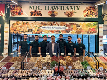 Mr Hawramy Familien Unternehmen am Naschmarkt Wien vor dem Geschaeft mit Team Nuessen und Trockenfruechten  