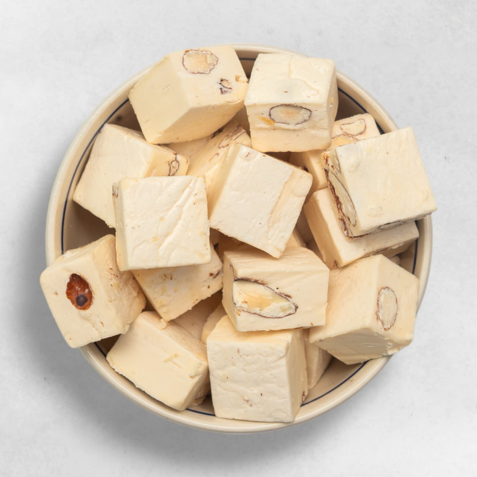 Nougat mit Mandeln zart süß nussig Bio Qualität feines Konfekt cremiger Genuss aus Wien