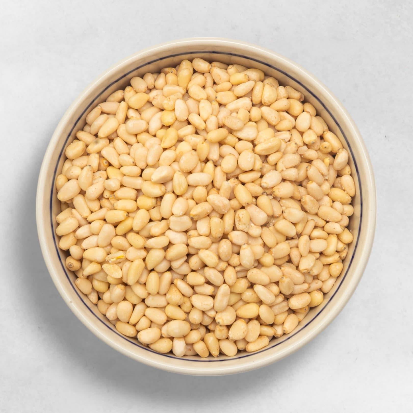 Naturbelassene Pinienkerne – zarte, aromatische Zedernnüsse aus Wien vom Naschmarkt, ideal für Pesto, Salate und gesunde Küche