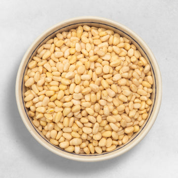 Naturbelassene Pinienkerne – zarte, aromatische Zedernnüsse aus Wien vom Naschmarkt, ideal für Pesto, Salate und gesunde Küche